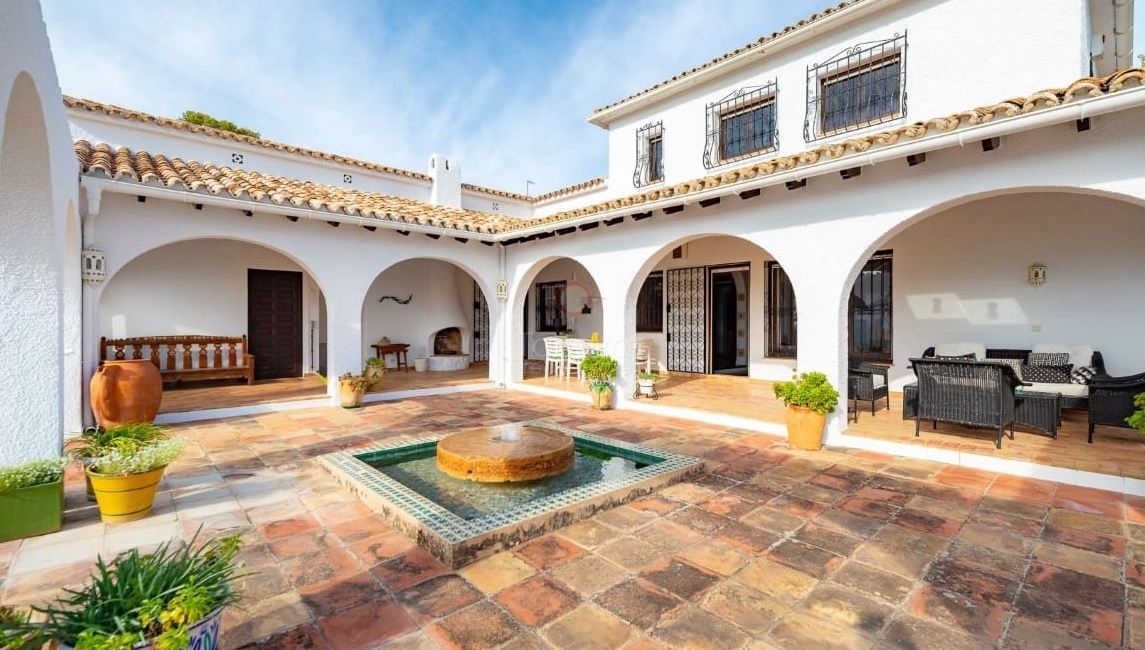 Een prachtige traditionele villa te koop in Pla del Mar Moraira