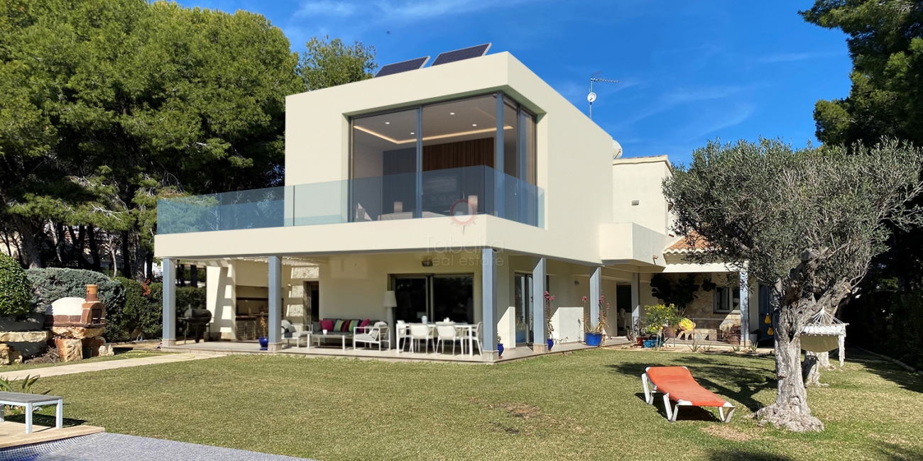 Moderne design villa met zee te koop in Cometa Moraira