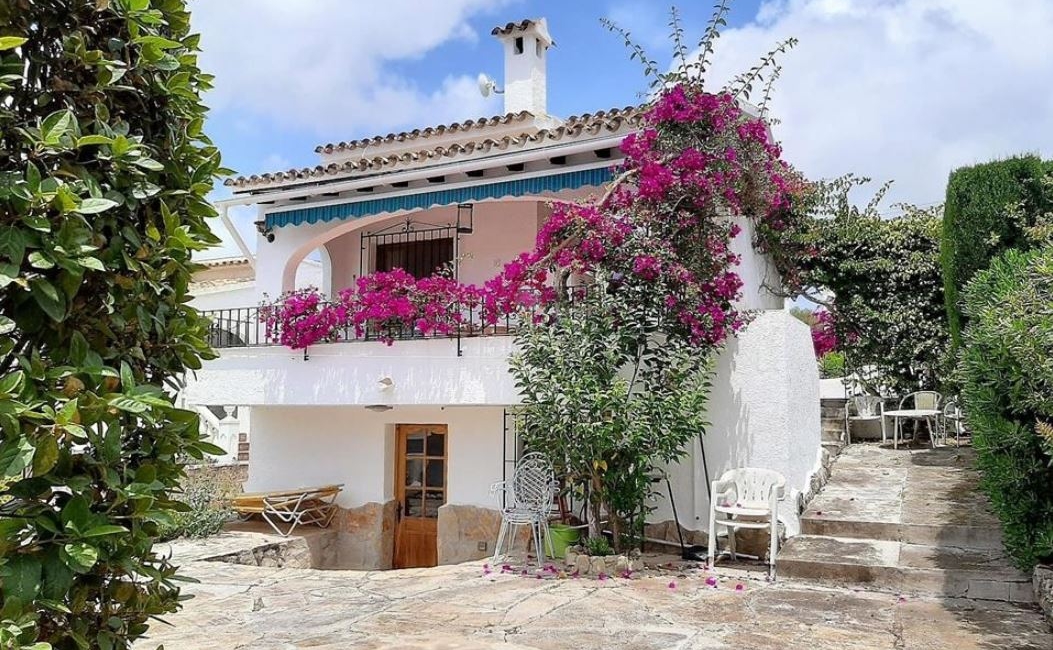 Eine wunderschöne Villa zum Verkauf im Villotel Moraira, fußläufig zu den Dienstleistungen