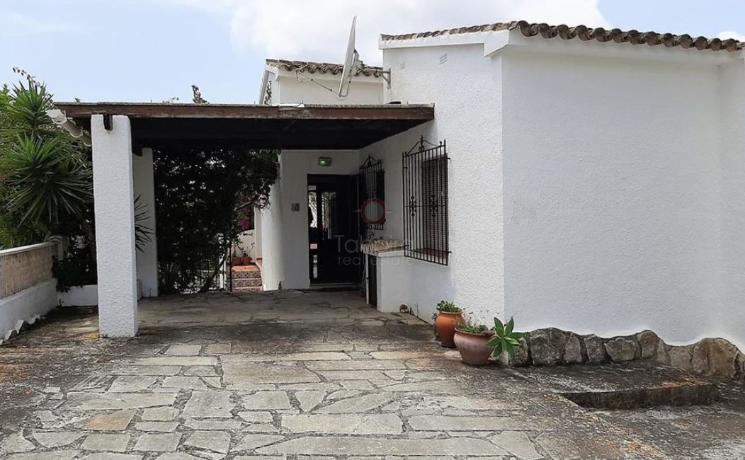Een prachtige villa te koop in Villotel Moraira lopend naar diensten