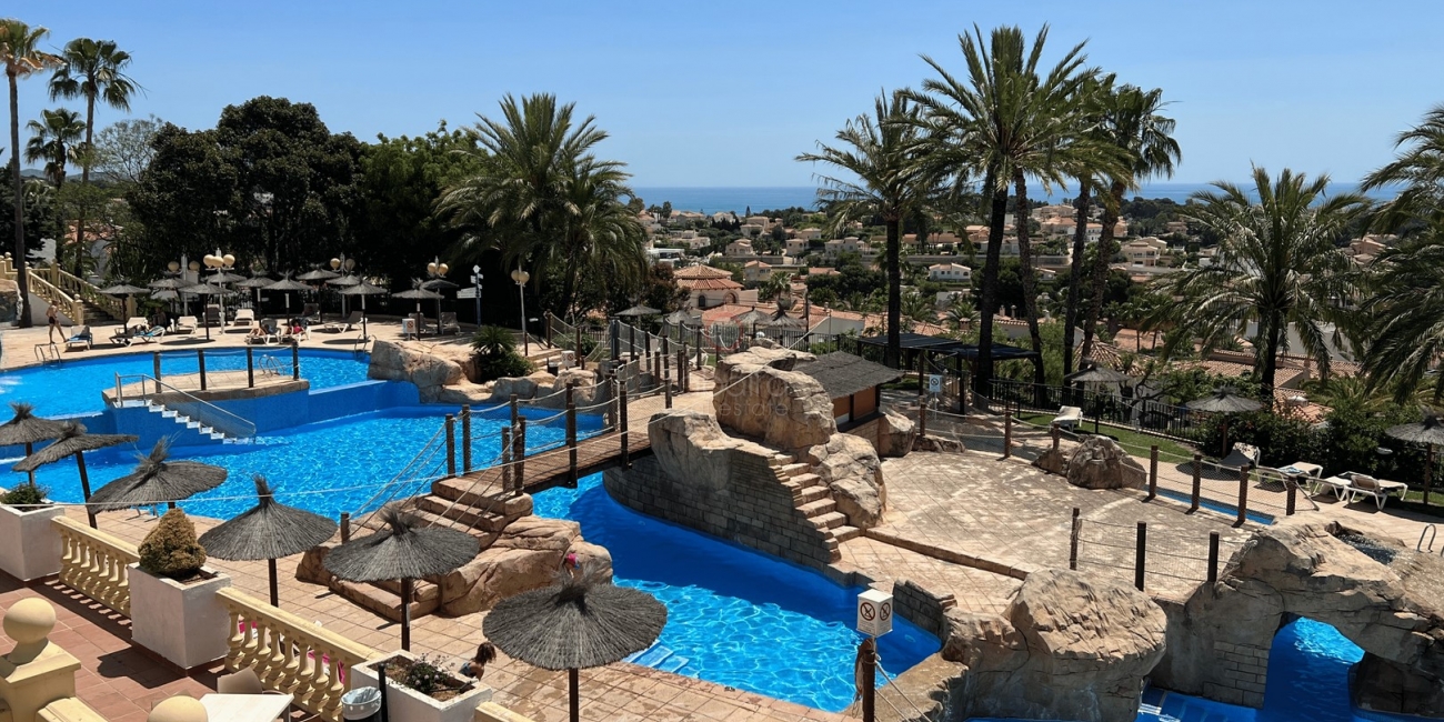 Piscine avec cascade dans le parc impérial de Calpe