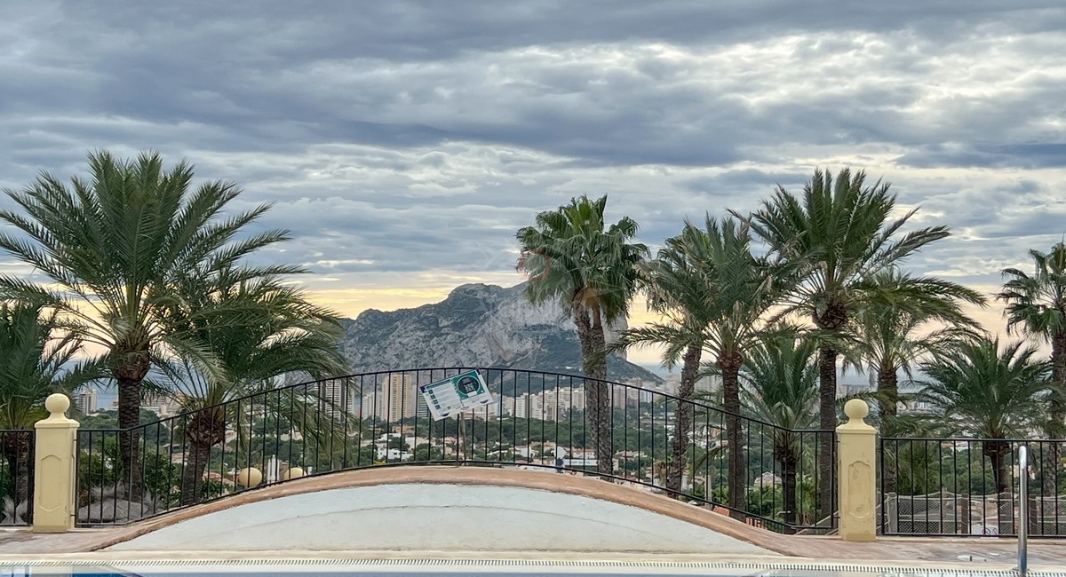 Havsutsikt från poolen i Imperial Park Calpe