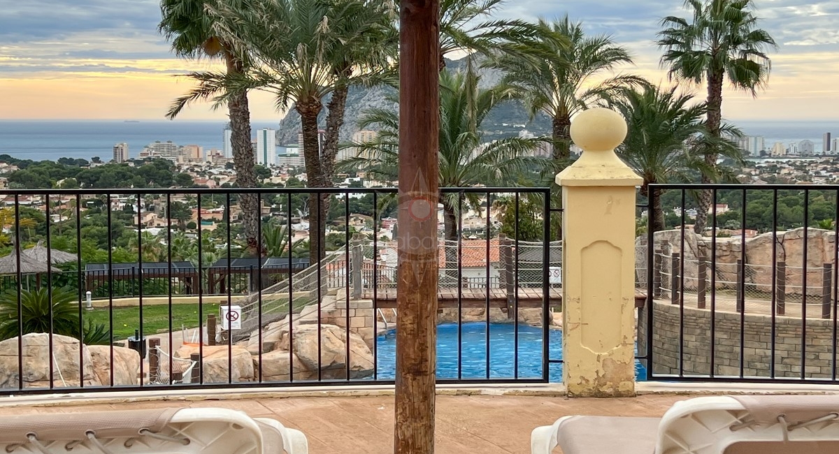 Vue sur la mer depuis la piscine à Imperial Park Calpe