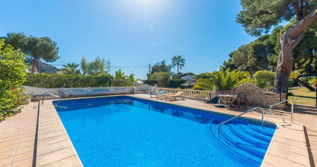 Villa mediterránea en venta junto a la playa de El Portet Moraira