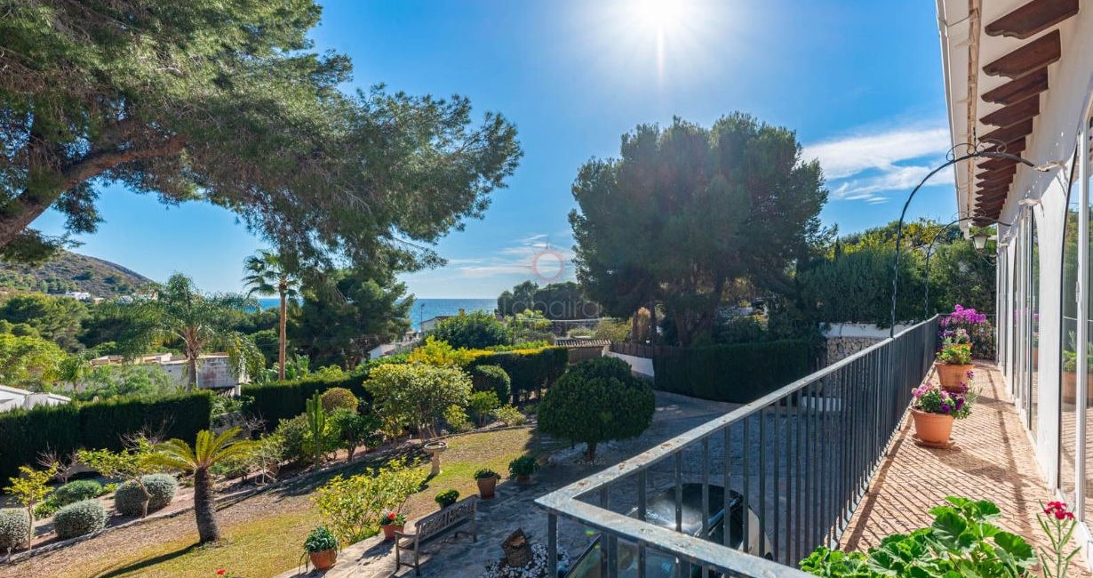 Villa mediterránea en venta junto a la playa El Portet Moraira