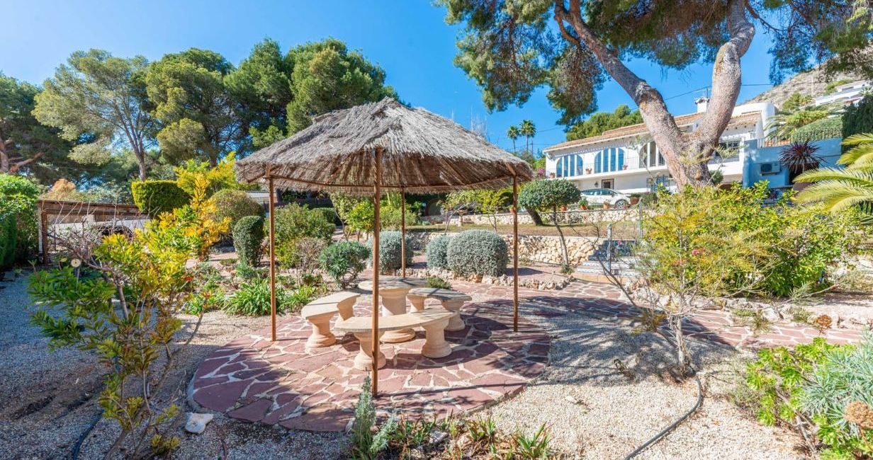 Mediterrane villa te koop naast het strand van El Portet in Moraira