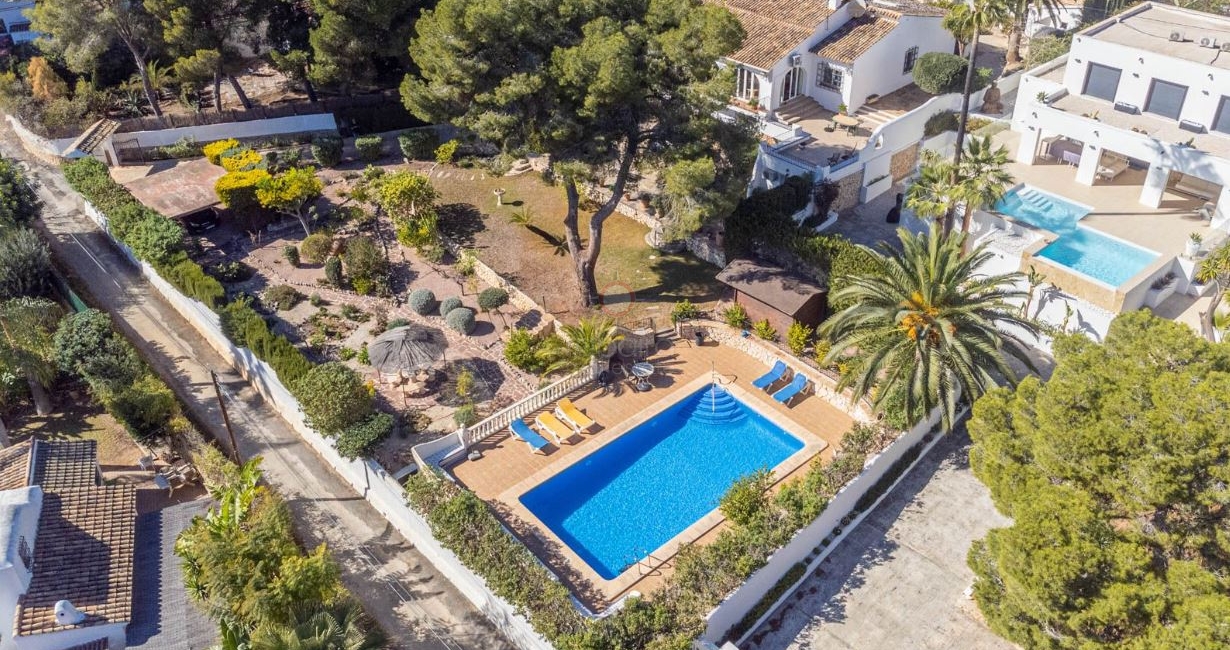 Villa mediterránea en venta junto a la playa de El Portet Moraira