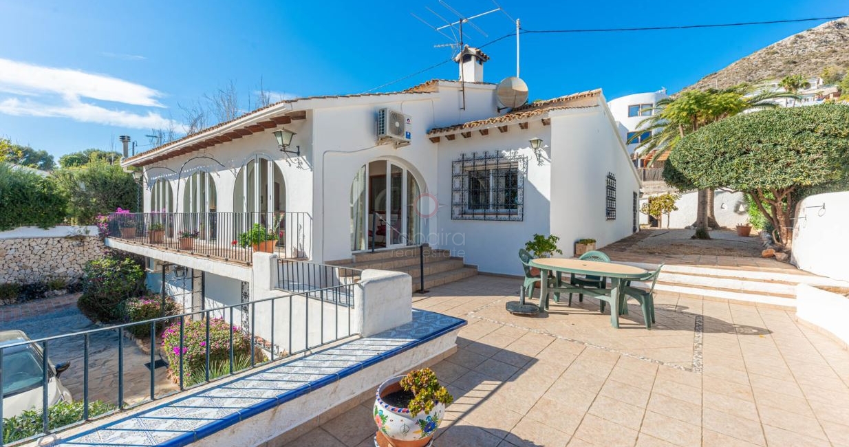 Villa mediterránea en venta junto a la playa de El Portet Moraira